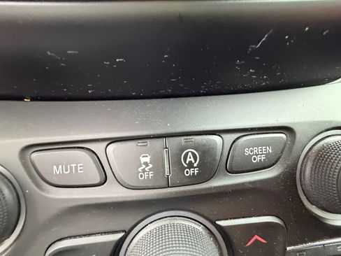Used 2019 Jeep Cherokee Latitude Plus AWD/4WD image 27