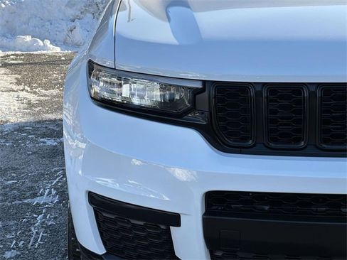 Certified 2024 Jeep Grand Cherokee L Altitude image 9