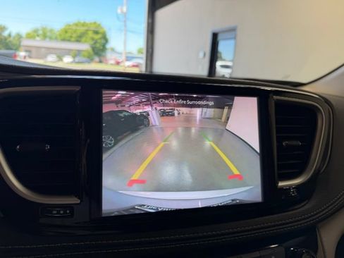 Used 2024 Chrysler Pacifica Limited FWD image 14