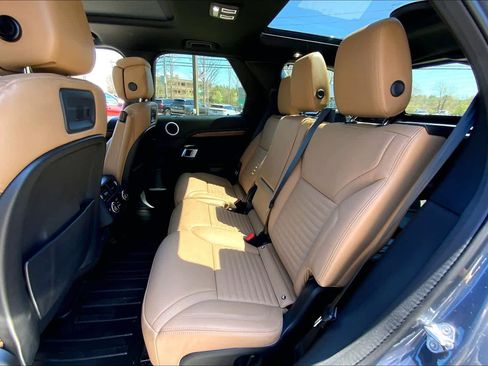 Used 2025 Land Rover Discovery Dynamic SE AWD/4WD image 19