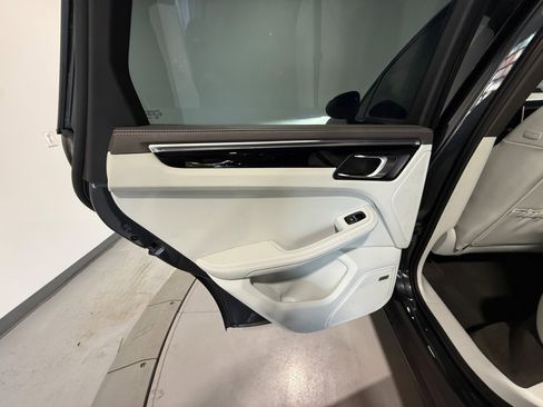 Used 2021 Porsche Macan AWD/4WD image 15