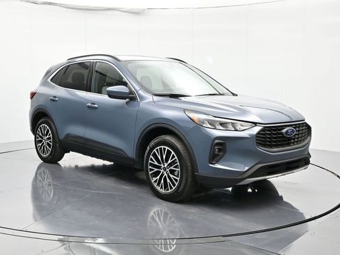 Certified 2025 Ford Escape SE w/ Class II Trailer Tow Package image 3