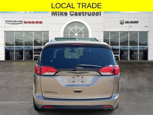 Used 2018 Chrysler Pacifica Touring-L w/ Premium Audio Group FWD image 4