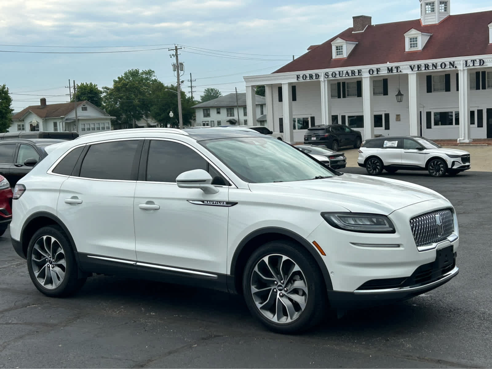 Used 2022 Lincoln Nautilus Reserve w/ Equipment Group 201A AWD/4WD image 4