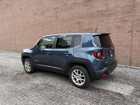 Used 2023 Jeep Renegade Latitude AWD/4WD image 3
