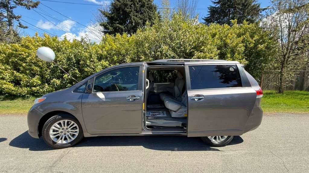Used 2011 Toyota Sienna XLE w/ Premium Pkg FWD image 8