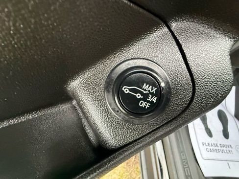 Used 2024 GMC Terrain SLT AWD/4WD image 16
