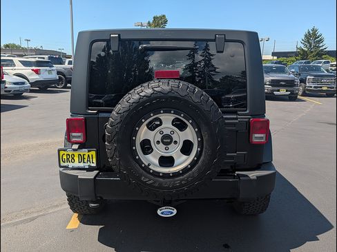 Used 2017 Jeep Wrangler Unlimited Sahara AWD/4WD image 6