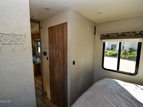 Used 2018 Chevrolet Express 4500 w/ RV Package image 9