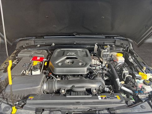 Used 2021 Jeep Wrangler Unlimited Sahara image 32