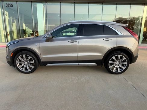 Used 2022 Cadillac XT4 Premium Luxury w/ Enhanced Visibility Package FWD image 2