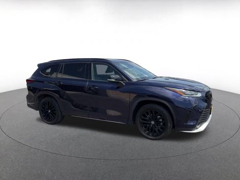 Used 2025 Toyota Highlander XSE AWD/4WD image 2