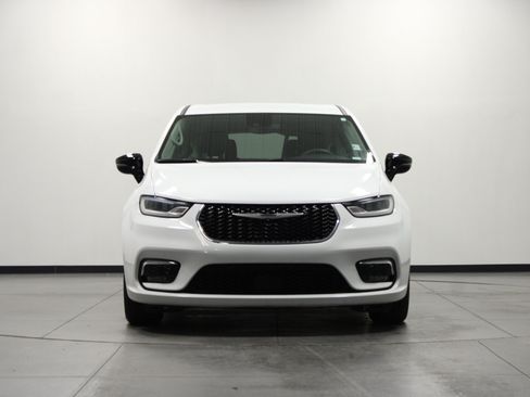 Used 2024 Chrysler Pacifica Touring-L FWD image 9