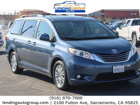 Used 2017 Toyota Sienna XLE image 5