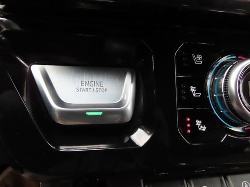 Used 2023 GMC Sierra 1500 AT4 w/ Technology Package AWD/4WD image 8