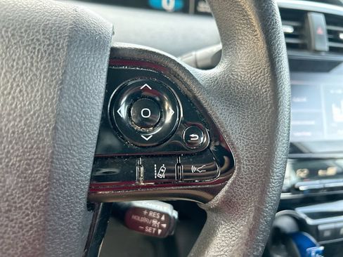 Used 2022 Toyota Prius L Eco FWD image 16
