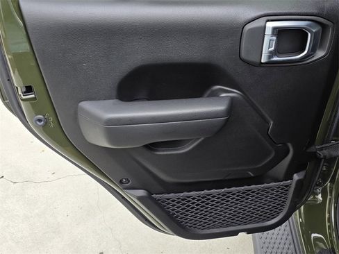 Used 2023 Jeep Gladiator Willys image 36