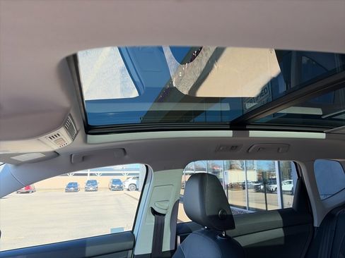 Certified 2025 Volkswagen Taos SE image 16