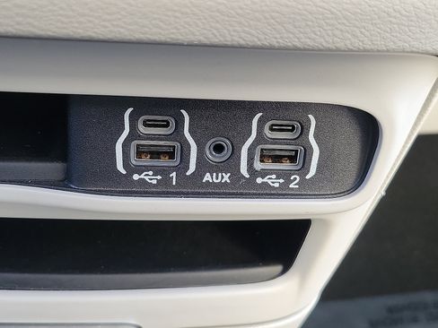 Used 2021 Chrysler Voyager Lxi FWD image 23