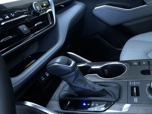 Used 2024 Toyota Highlander Platinum image 29