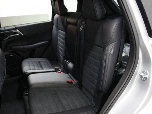 New 2025 Mitsubishi Outlander SE image 25