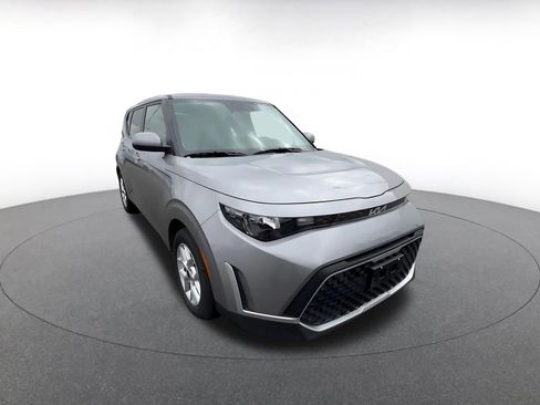 Used 2025 Kia Soul LX w/ LX Technology Package FWD image 3