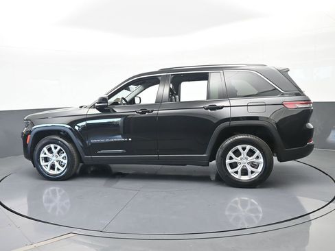 Used 2024 Jeep Grand Cherokee Limited w/ Luxury Tech Group II image 3