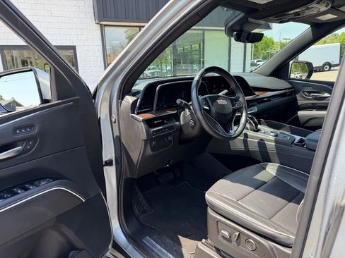 Used 2024 Cadillac Escalade Premium Luxury AWD/4WD image 22
