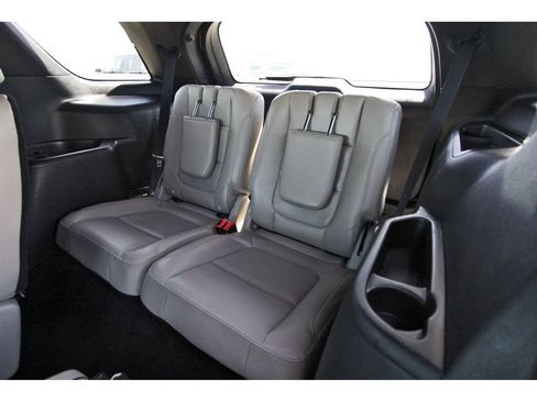 Used 2018 Ford Explorer XLT w/ Equipment Group 202A FWD image 13