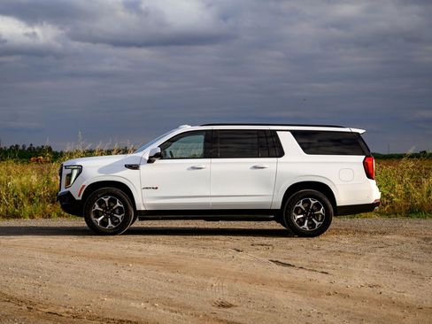 Used 2025 GMC Yukon XL AT4 AWD/4WD image 28