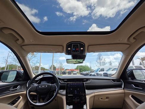 Used 2022 Jeep Grand Cherokee Limited w/ Luxury Tech Group II image 20