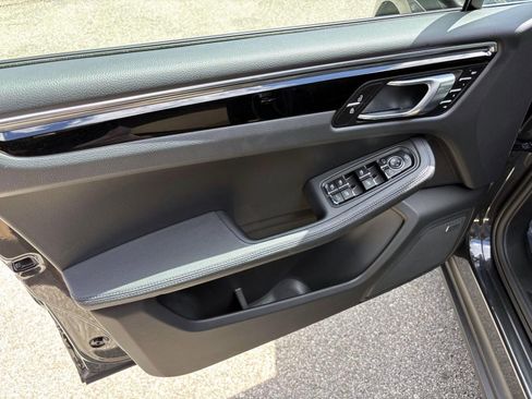 Certified 2025 Porsche Macan AWD/4WD image 22