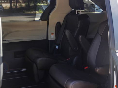 Used 2021 Toyota Sienna Platinum image 18