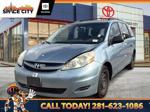 Used 2010 Toyota Sienna CE image 1
