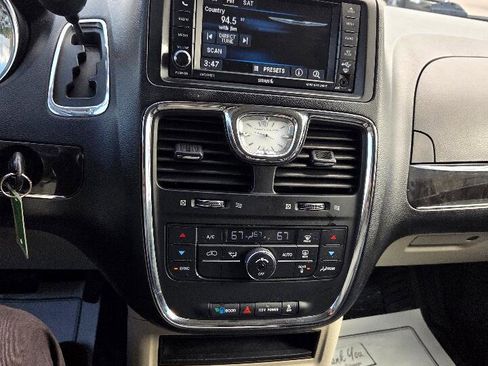Used 2013 Chrysler Town & Country Touring image 21