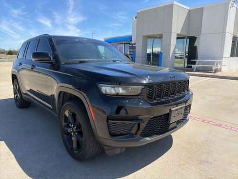 Used 2023 Jeep Grand Cherokee Altitude image 3
