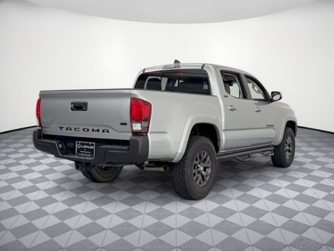 Used 2020 Toyota Tacoma SR5 AWD/4WD image 9