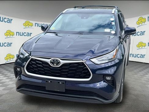 Used 2024 Toyota Highlander XLE AWD/4WD image 2
