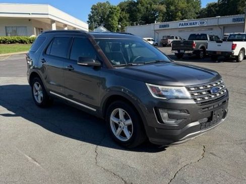 Used 2017 Ford Explorer XLT w/ Equipment Group 202A AWD/4WD image 1