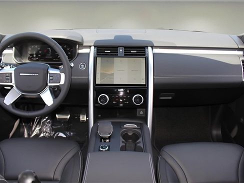 New 2025 Land Rover Discovery Dynamic SE image 13