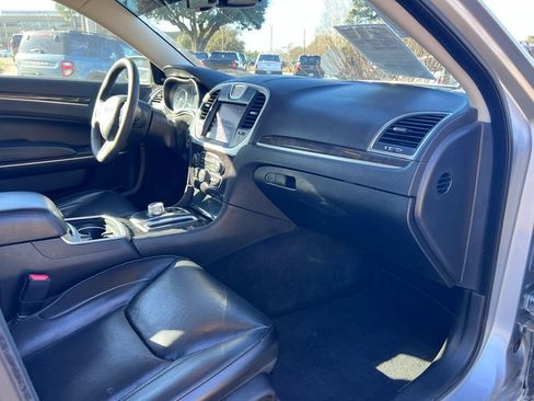 Used 2022 Chrysler 300 Touring L w/ Comfort Group image 17