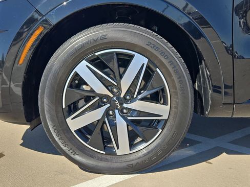 Certified 2022 Kia Sorento S w/ Panoramic Sunroof Package image 12