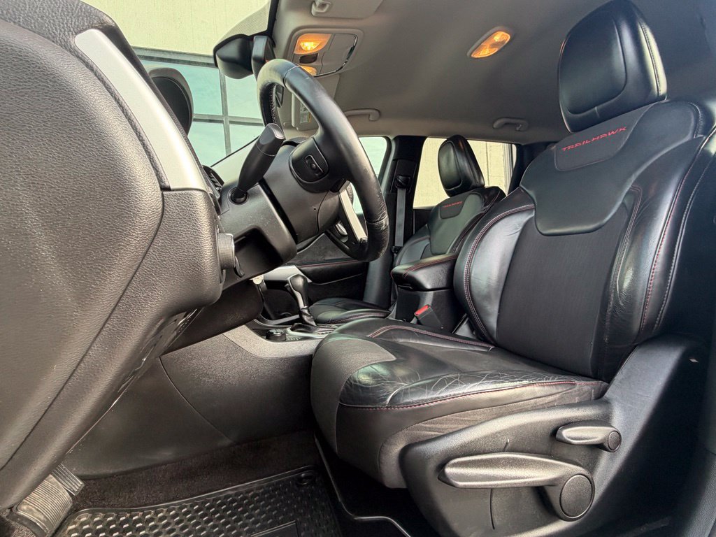 Used 2017 Jeep Cherokee Trailhawk AWD/4WD image 8