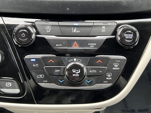 Used 2022 Chrysler Pacifica Touring-L FWD image 30