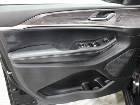 Used 2023 Jeep Grand Cherokee L Limited w/ Black Appearance Package AWD/4WD image 5