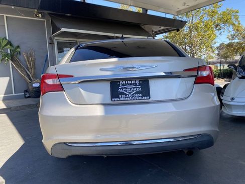 Used 2014 Chrysler 200 LX FWD image 6