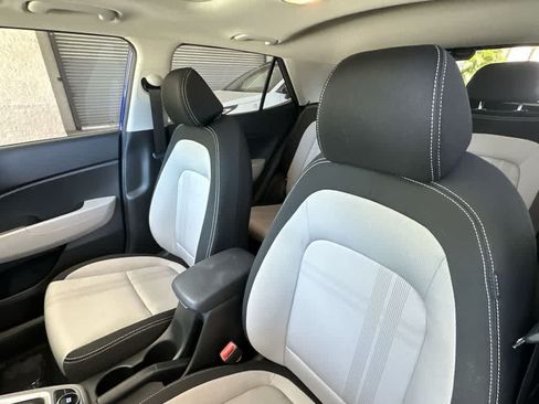 Used 2023 Hyundai Venue SEL FWD image 15