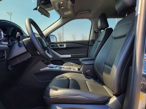 Used 2024 Ford Explorer XLT w/ Equipment Group 202A image 4