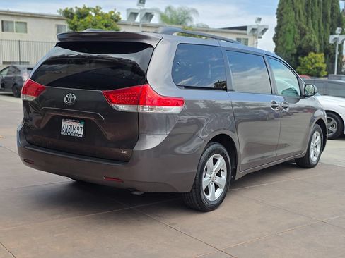 Used 2012 Toyota Sienna LE w/ Preferred Pkg FWD image 12