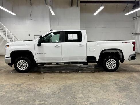 Used 2024 Chevrolet Silverado 2500 LT AWD/4WD image 4